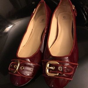 Marroon flats with a small wedge.